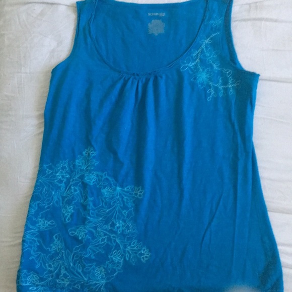 🌹2/$20🌹 Bundle of five tank tops/ womens shirts. Sizes xs to L. - Picture 5 of 13